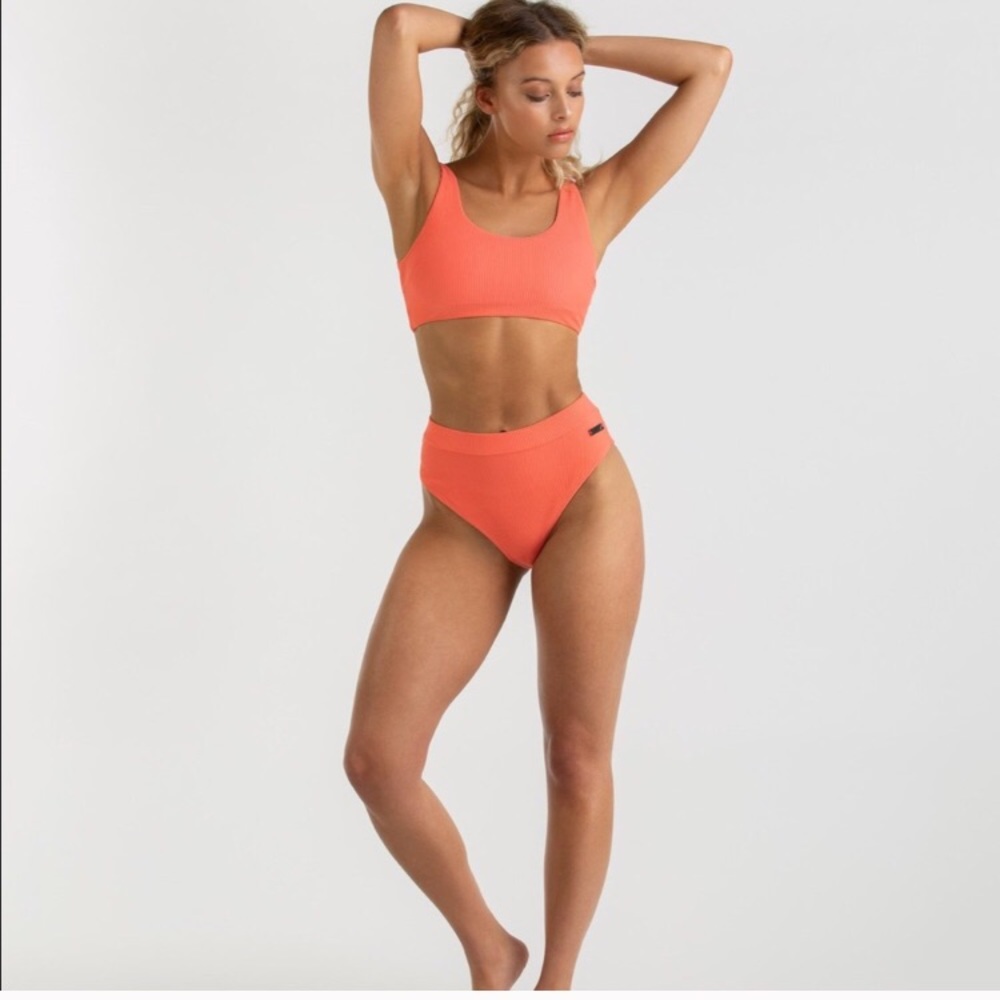 GYMSHARK ESSENCE TOP